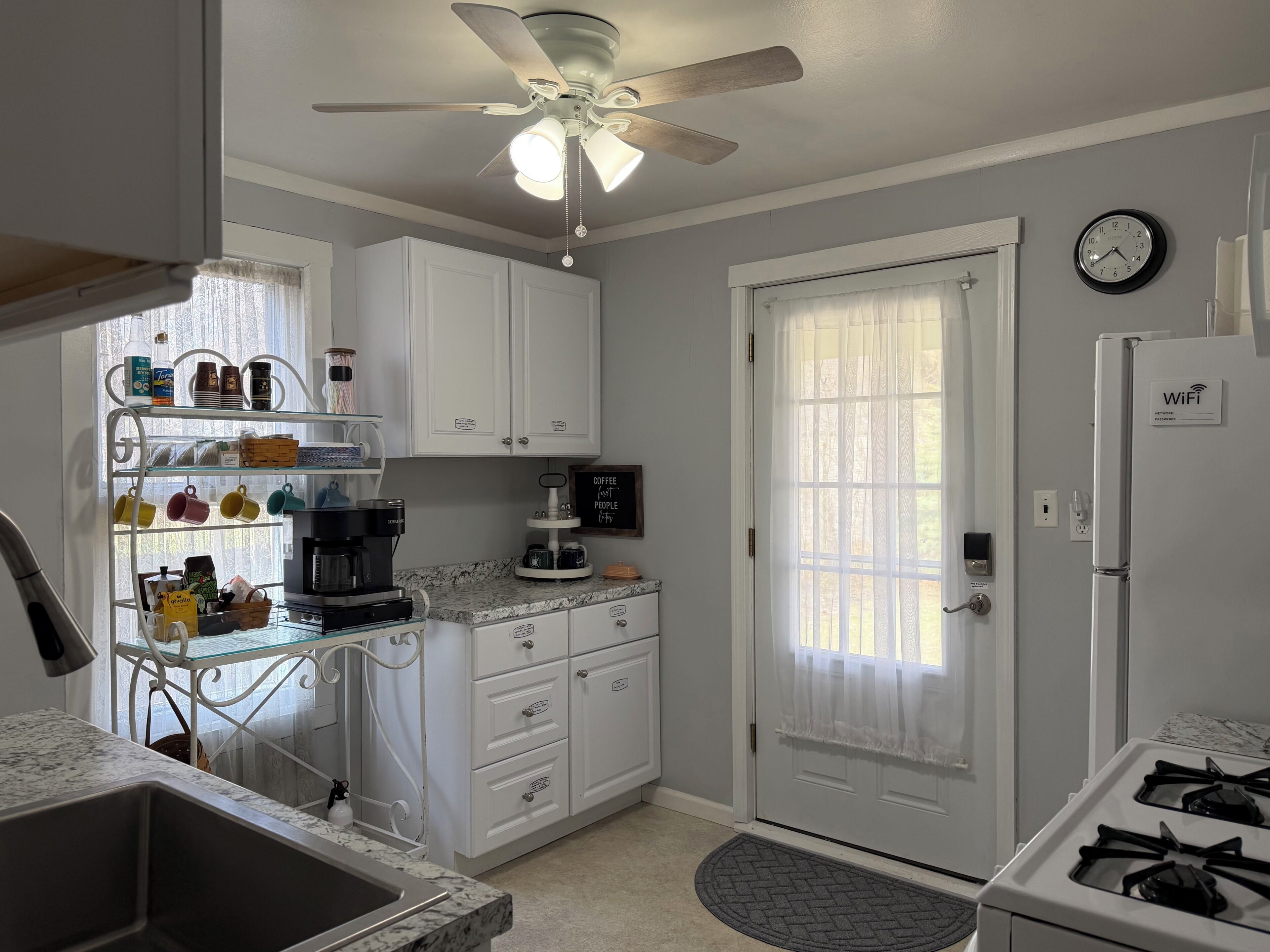 Kylskåp, mikrovågsugn, ugn och spishäll