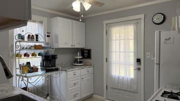 Kylskåp, mikrovågsugn, ugn och spishäll