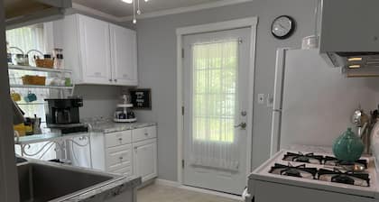 Full House: Hillsdale Cottage. Walking Distance to College! Across from Handmade