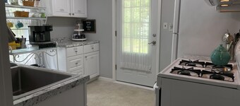 Full House: Hillsdale Cottage. Walking Distance to College! Across from Handmade