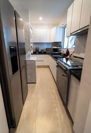 Familie appartement, balkon, uitzicht op stad | Privékitchenette | Een koffiezetapparaat/waterkoker, een broodrooster, een blender, kruiden