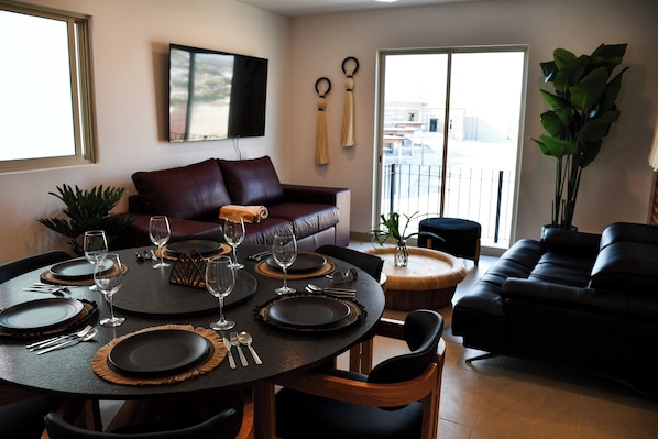 Familienapartment, Balkon, Stadtblick | Wohnbereich | 65-Zoll-LED-Fernseher mit Digitalempfang