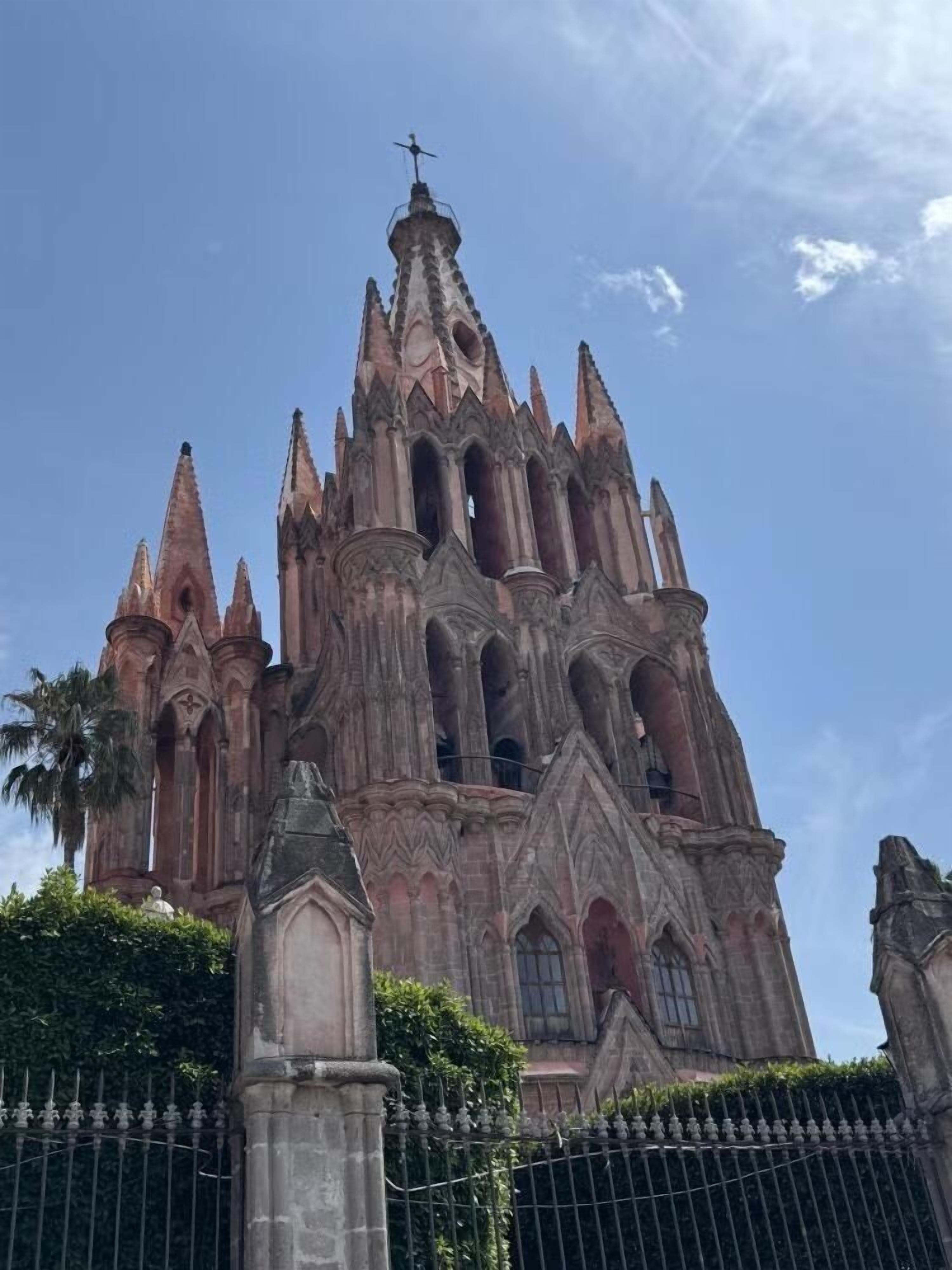 Una catedral de estilo gótico con múltiples agujas y ventanas de arco.