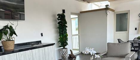 Apartamento familiar, balcón, vistas a la ciudad | Zona de estar | Televisión LED de 65 pulgadas con canales digitales