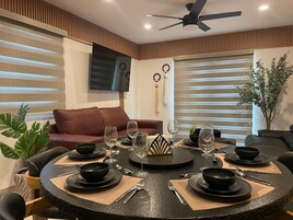 Family Διαμέρισμα, Μπαλκόνι, Θέα στην Πόλη | Περιοχή καθιστικού | Τηλεόραση LED 65 ιντσών με ψηφιακά κανάλια