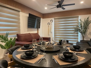 Familieleilighet, balkong, byutsikt | Oppholdsområde | En 65-tommers LED-TV med digitale kanaler