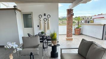 Departamento familiar, balcón, vista a la ciudad | Área de sala de estar | Televisión LED de 65 pulgadas con canales digitales