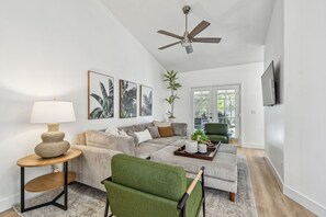 Una Smart TV, un futbolín, una mesa de tenis de mesa, libros