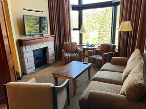 Fernseher, Kamin, Tischtennisplatte