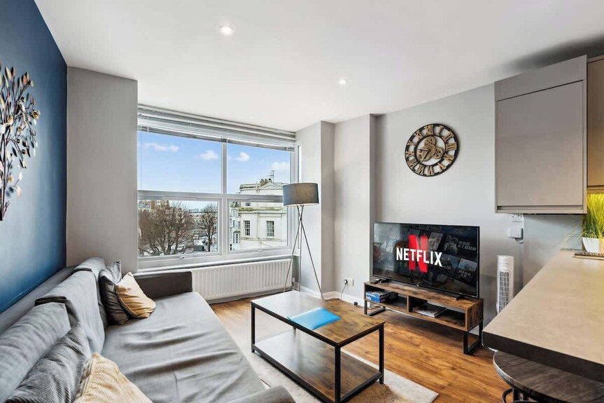 Spacious Summer Pad, 2 Mins To Beach, Sleeps 6 - Brighton Marina
