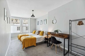 2 bedrooms, iron/ironing board, travel cot, free WiFi - 2 Min Beach & Lanes | Festival Stay | Sleeps 6 (Brighton and Hove)
