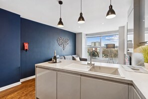 Interior - 2 Min Beach & Lanes | Festival Stay | Sleeps 6 (Brighton and Hove)