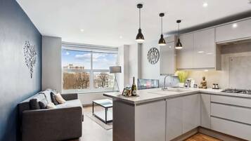 Réfrigérateur, micro-ondes, four, plaque de cuisson