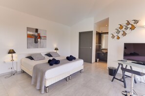 5 bedrooms, desk, iron/ironing board, free WiFi