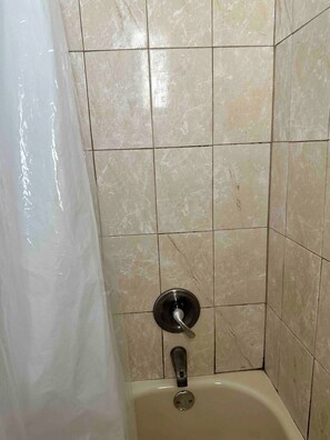 Chuveiro, secador de cabelo, toalhas de banho, sabonete