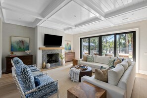 Télévision, cheminée