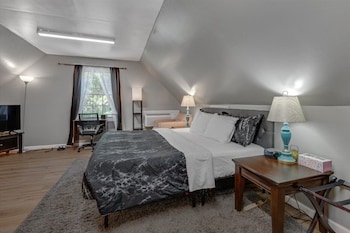 White Oak Studio At Patterson Place 1 Bedroom Home by Quantum Su