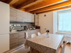 Jääkaappi, uuni, astianpesukone, keittoastiat/astiat/ruokailuvälineet