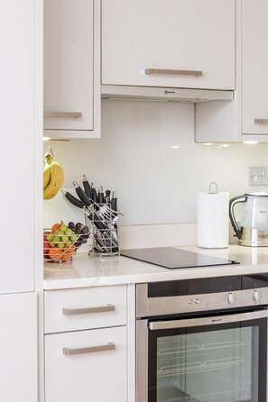 Geladeira, micro-ondas, fogão, cooktop