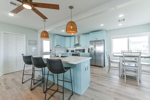 Een koelkast, een microgolfoven, een oven, een kookplaat