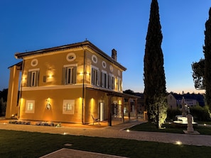 Front of property – evening/night - Corte Sospesa Guest House & Spa (Bassano Romano)