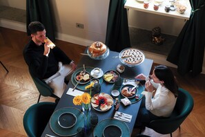 Tägliches inbegriffenes kontinentales Frühstück