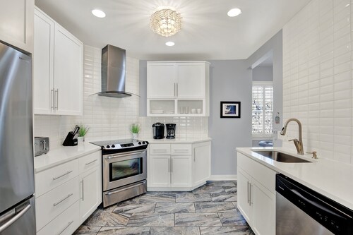 Walkable Home in Thomas Square, Heated Pool Access