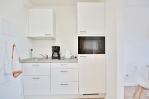 Kylskåp, mikrovågsugn, spishäll och kaffe- och tebryggare