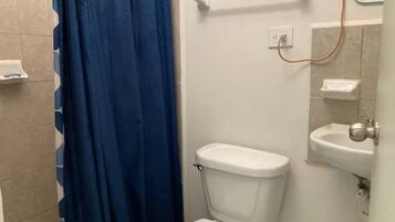 Doccia, asciugamani, sapone, carta igienica