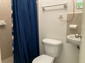 Shower, towels, soap, toilet paper - House with 2 comfortable rooms. (Navojoa)