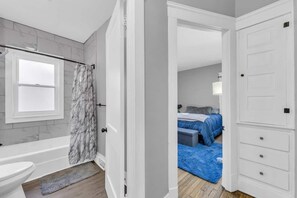 Dusj, hårføner og håndklær