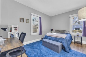 2 sovrum, skrivbord, strykjärn/strykbräda och resesäng