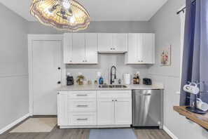 Fridge, microwave, oven, stovetop - Shaker Square|Sleeps 4|Front Porch|Coffee Station (Cleveland)