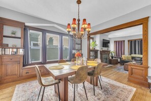 Dining - Shaker Square|Sleeps 4|Front Porch|Coffee Station (Cleveland)