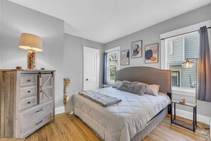 2 slaapkamers, een bureau, een strijkplank/strijkijzer, reisbedje