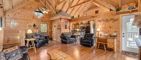 Smart-tv, een open haard en boeken