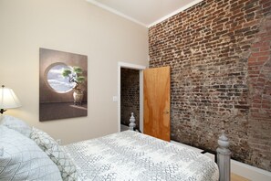 Iron/ironing board, free WiFi, bed sheets - The Quiet Old City Hideout (Knoxville)