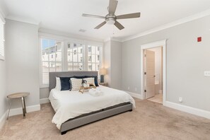 3 bedrooms, iron/ironing board, travel cot, free WiFi - Ivory - Private Porch - Walk to Centennial Park (Nashville)