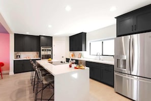 Réfrigérateur, four à micro-ondes, un four, surface de cuisson