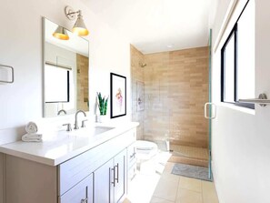 Shower, hair dryer, towels, shampoo - Rosé Retreat w/ Coach House-2 Homes-IG Worthy (Scottsdale)