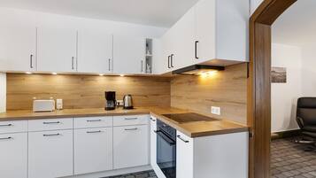 Fridge, oven, stovetop, dishwasher