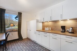 Fridge, oven, stovetop, dishwasher - Apartment 'Ferienwohnung Huckelberg' with Balcony and Wi-Fi (Schmallenberg)