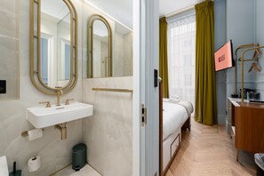 Douche, sèche-cheveux, serviettes fournies
