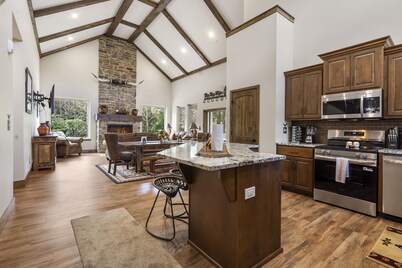 Longhorn Lodge - Private Swimming Pool & Hot Tub, Pool Table - Pet Friendly!