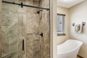 Douche, sèche-cheveux, serviettes fournies, savon
