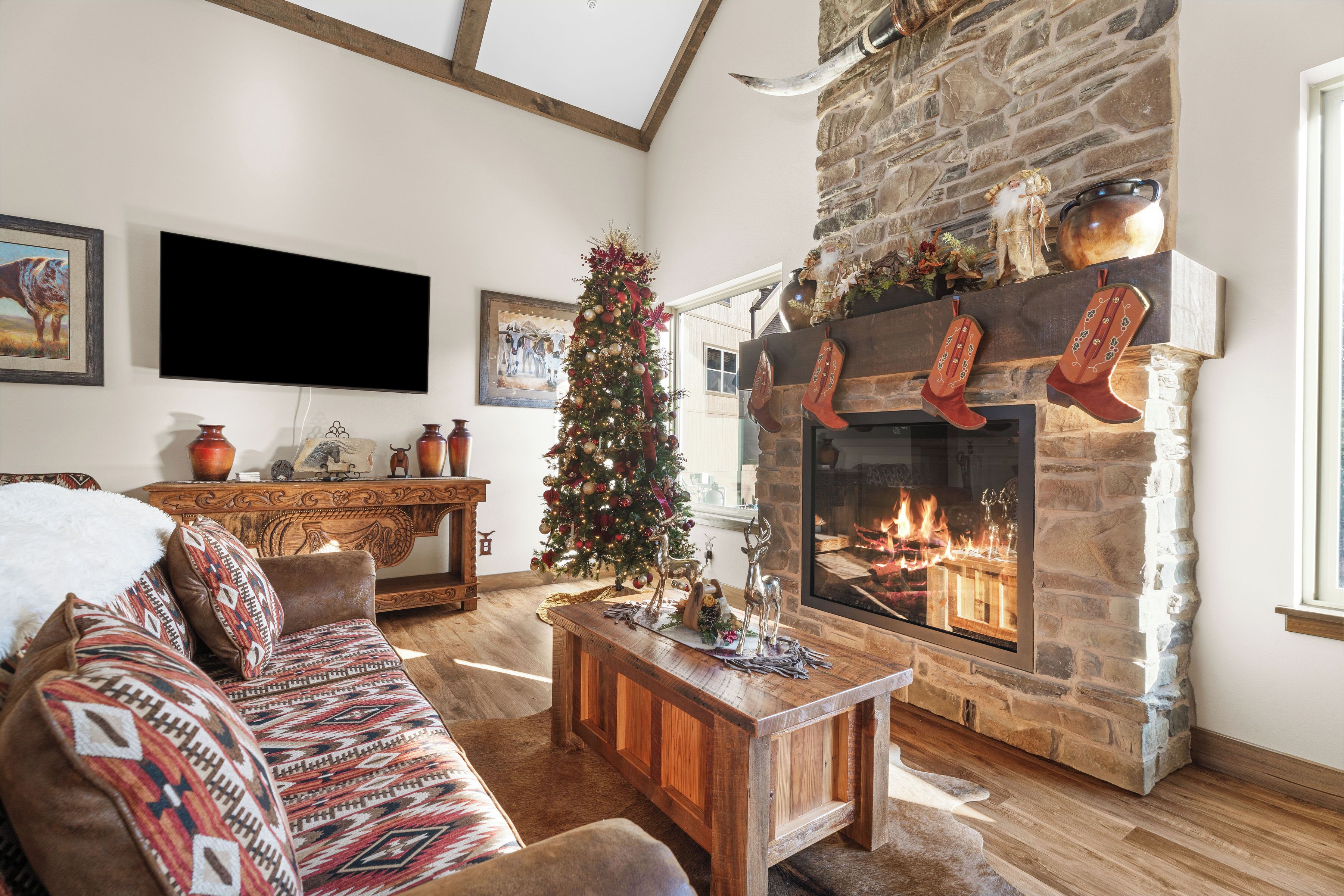 Smart-TV, Kamin, Bücher