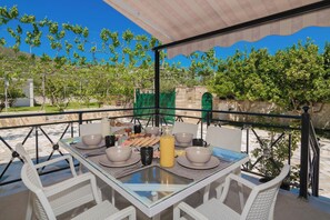 Vila, 3 quartos, varanda, vista para o jardim | Opções para refeição ao ar livre