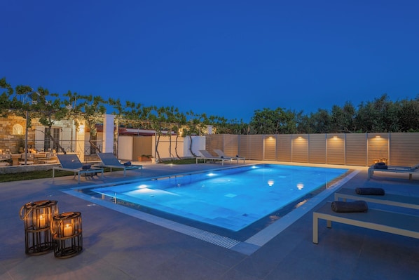 Vila, 3 quartos, varanda, vista para o jardim | Piscina | Piscina externa