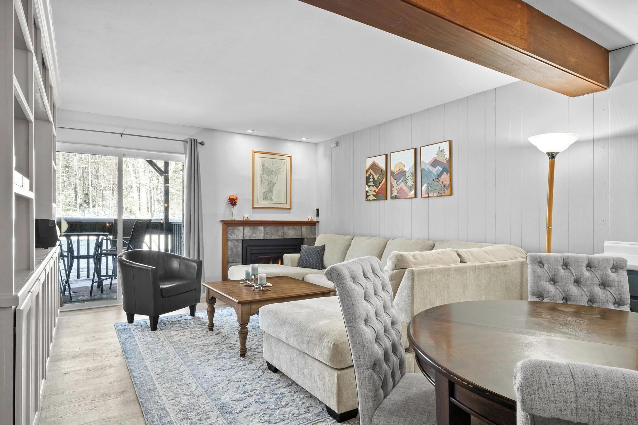 Älytelevisio, takka, kirjoja