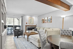 Smart-tv, een open haard en boeken